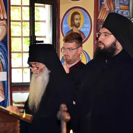 Митрополит Јоаникије богослужио у острошкој светињи