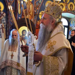 Митрополит Јоаникије богослужио у острошкој светињи