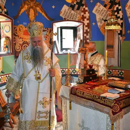 Митрополит Јоаникије богослужио у острошкој светињи