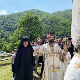 Владика Методије поручио вјерном народу, сабраном у Краљима: Да носимо бремена једни других