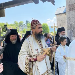 Владика Методије поручио вјерном народу, сабраном у Краљима: Да носимо бремена једни других