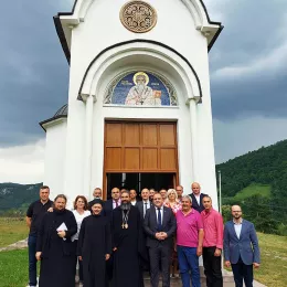 Владика Методије поручио вјерном народу, сабраном у Краљима: Да носимо бремена једни других