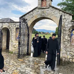 Владика Методије поручио вјерном народу, сабраном у Краљима: Да носимо бремена једни других