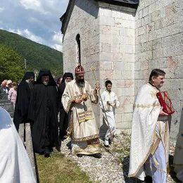 Владика Методије поручио вјерном народу, сабраном у Краљима: Да носимо бремена једни других