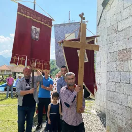 Владика Методије поручио вјерном народу, сабраном у Краљима: Да носимо бремена једни других