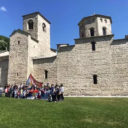 Дјеца са Косова и Метохије у манастиру Ђурђеви Ступови