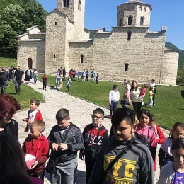 Дјеца са Косова и Метохије у манастиру Ђурђеви Ступови