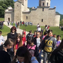 Дјеца са Косова и Метохије у манастиру Ђурђеви Ступови