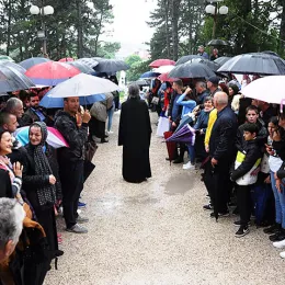 Вјерни народ са радошћу и љубављу дочекао новоизабране Митрополита Јоаникија и Епископа Методија