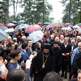 Вјерни народ са радошћу и љубављу дочекао новоизабране Митрополита Јоаникија и Епископа Методија
