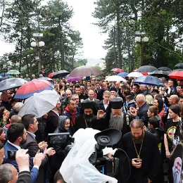 Вјерни народ са радошћу и љубављу дочекао новоизабране Митрополита Јоаникија и Епископа Методија