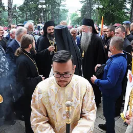 Вјерни народ са радошћу и љубављу дочекао новоизабране Митрополита Јоаникија и Епископа Методија