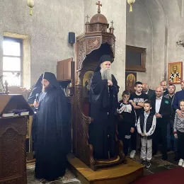 Епископ Јоаникије сабраном народу у манастиру Ђурђеви Ступови