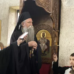 Епископ Јоаникије сабраном народу у манастиру Ђурђеви Ступови