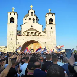 Хиљаде вјерника пред подгоричким саборним храмом