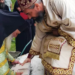 Епископ Методије освештао темеље храма у манастиру Сомина