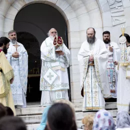 Прва Света архијерејска литургија на острву Видо