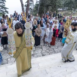 Прва Света архијерејска литургија на острву Видо