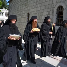 Тројичиндан прослављен у Острогу, богослужио Митрополит Јоаникије