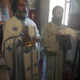 Литургија у храму Светих апостола Петра и Павла у Никшићу