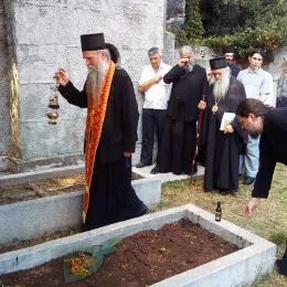 Епископ Јоаникије служио помен архимандриту Варнави Савинском