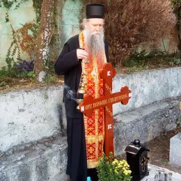 Епископ Јоаникије служио помен архимандриту Варнави Савинском