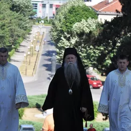 Епископ Јоаникије служио у никшићкој Саборној цркви покрај моштију Светог Нектарија Егинског