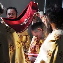 Епископ Јоаникије служио у никшићкој Саборној цркви покрај моштију Светог Нектарија Егинског