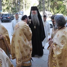 Епископ Јоаникије служио у никшићкој Саборној цркви покрај моштију Светог Нектарија Егинског