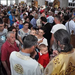 Епископ Јоаникије служио у никшићкој Саборној цркви покрај моштију Светог Нектарија Егинског