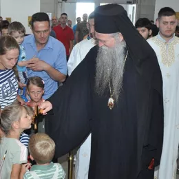 Епископ Јоаникије служио у никшићкој Саборној цркви покрај моштију Светог Нектарија Егинског