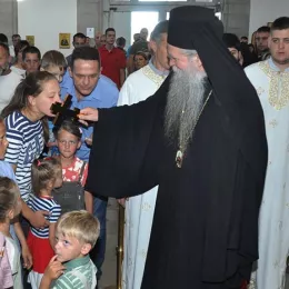Епископ Јоаникије служио у никшићкој Саборној цркви покрај моштију Светог Нектарија Егинског