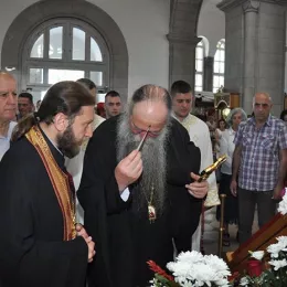 Епископ Јоаникије служио у никшићкој Саборној цркви покрај моштију Светог Нектарија Егинског