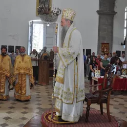 Епископ Јоаникије служио у никшићкој Саборној цркви покрај моштију Светог Нектарија Егинског