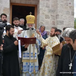 Седморица архијереја у манастиру Рибњак освештали цркву Светих апостола Петра и Павла