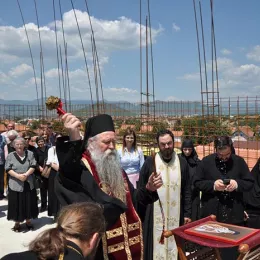 Владика Јоаникије освештао Црквено-омладински центар Светог Нектарија Егинског