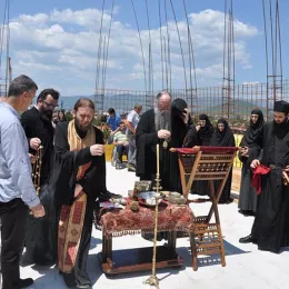 Владика Јоаникије освештао Црквено-омладински центар Светог Нектарија Егинског