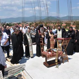 Владика Јоаникије освештао Црквено-омладински центар Светог Нектарија Егинског