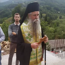 Епископ Јоаникије освештао темеље будућег храма Светих Сергија и Ваха