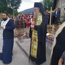 Епископ Јоаникије освештао темеље будућег храма Светих Сергија и Ваха