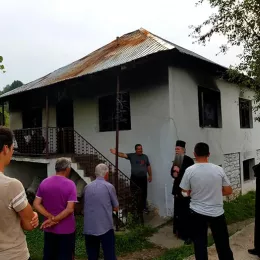 Епископ Јоаникије посјетио породицу Фемић, која је остала без крова над главом