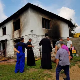 Епископ Јоаникије посјетио породицу Фемић, која је остала без крова над главом