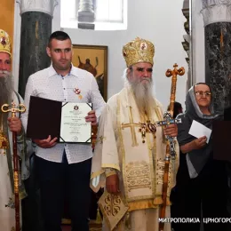 Златним ликом Светог Петра II Ловћенског Тајновидца одликовани Мирослав Коривица, Слободанка и Раде Копривица