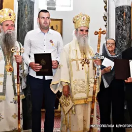 Златним ликом Светог Петра II Ловћенског Тајновидца одликовани Мирослав Коривица, Слободанка и Раде Копривица