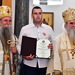 Златним ликом Светог Петра II Ловћенског Тајновидца одликовани Мирослав Коривица, Слободанка и Раде Копривица