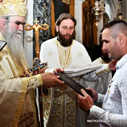 Златним ликом Светог Петра II Ловћенског Тајновидца одликовани Мирослав Коривица, Слободанка и Раде Копривица