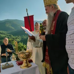 Владика Јоаникије освештао темеље цркве која се обнавља у Зорићима
