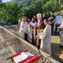 Владика Јоаникије освештао темеље цркве која се обнавља у Зорићима