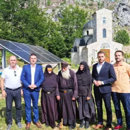 Соларни панели за напајање Манастира Сомина