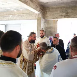 Прослављена храмовна слава цркве Богородице Тројеручице, која се подиже у Кличеву